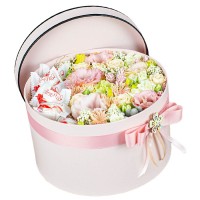 Велика коробка з квітами і Рафаелло